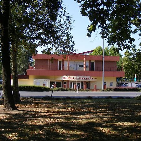 Hotel Pelikan Hódmezővásárhely Buitenkant foto