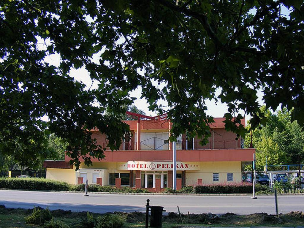Hotel Pelikan Hódmezővásárhely Buitenkant foto