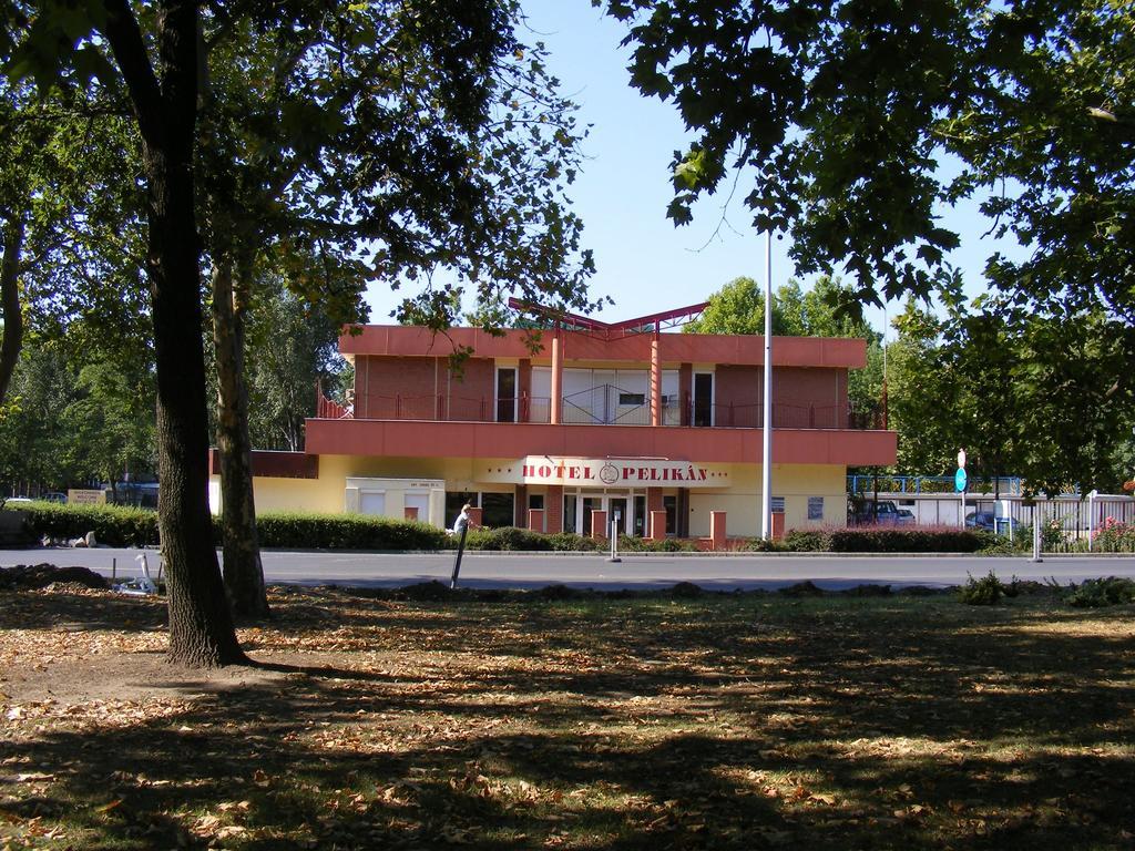 Hotel Pelikan Hódmezővásárhely Buitenkant foto