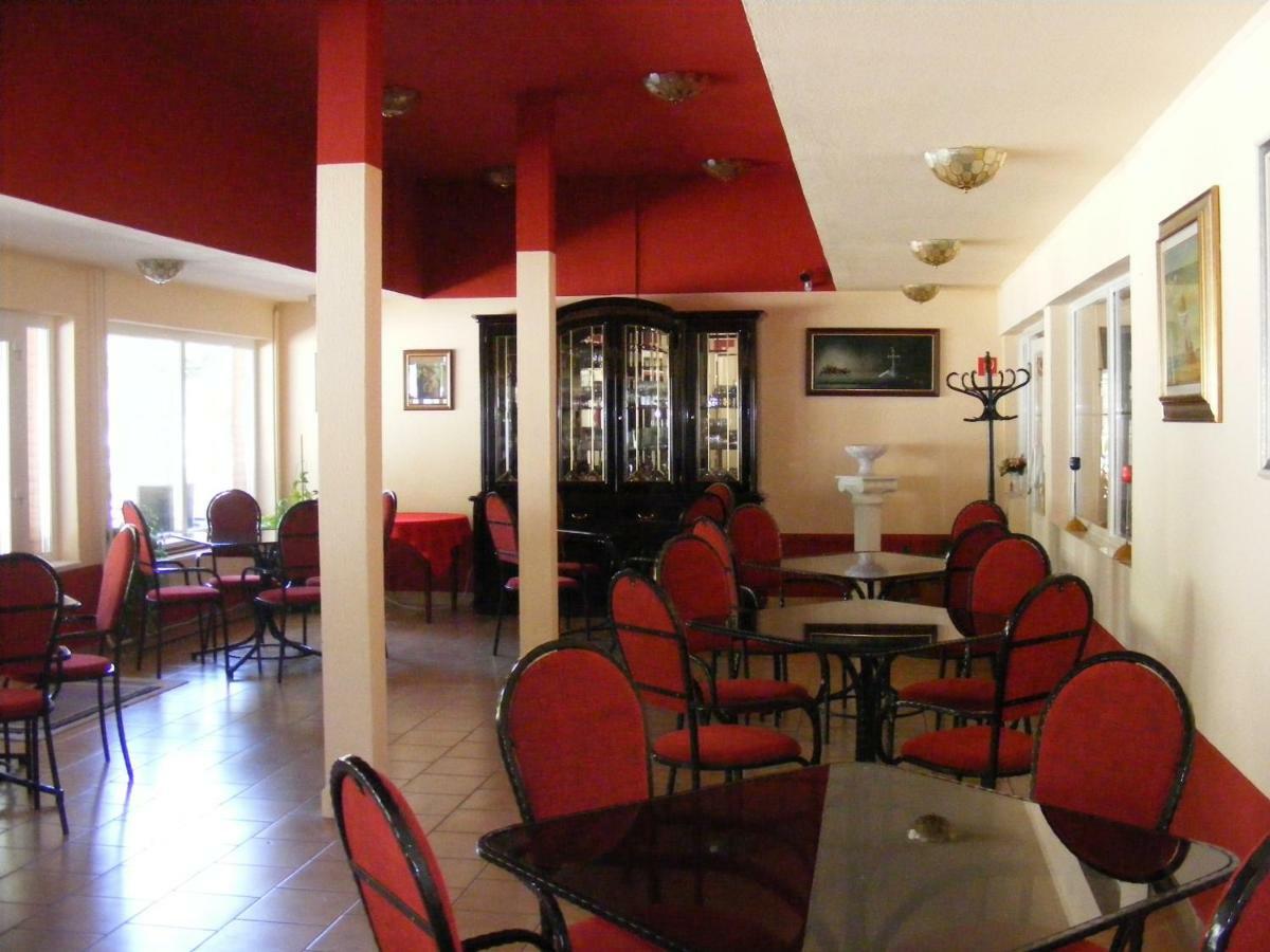 Hotel Pelikan Hódmezővásárhely Buitenkant foto