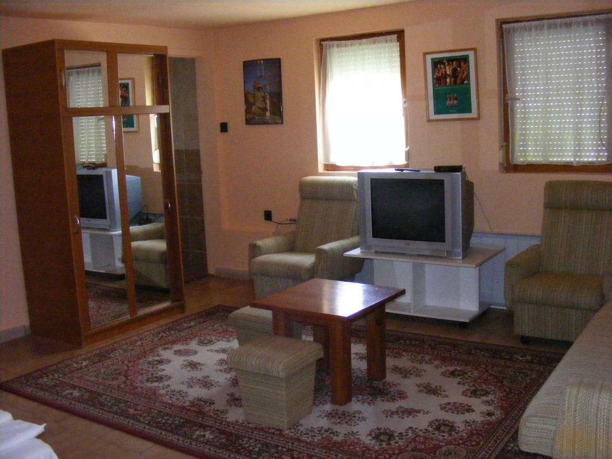 Hotel Pelikan Hódmezővásárhely Buitenkant foto