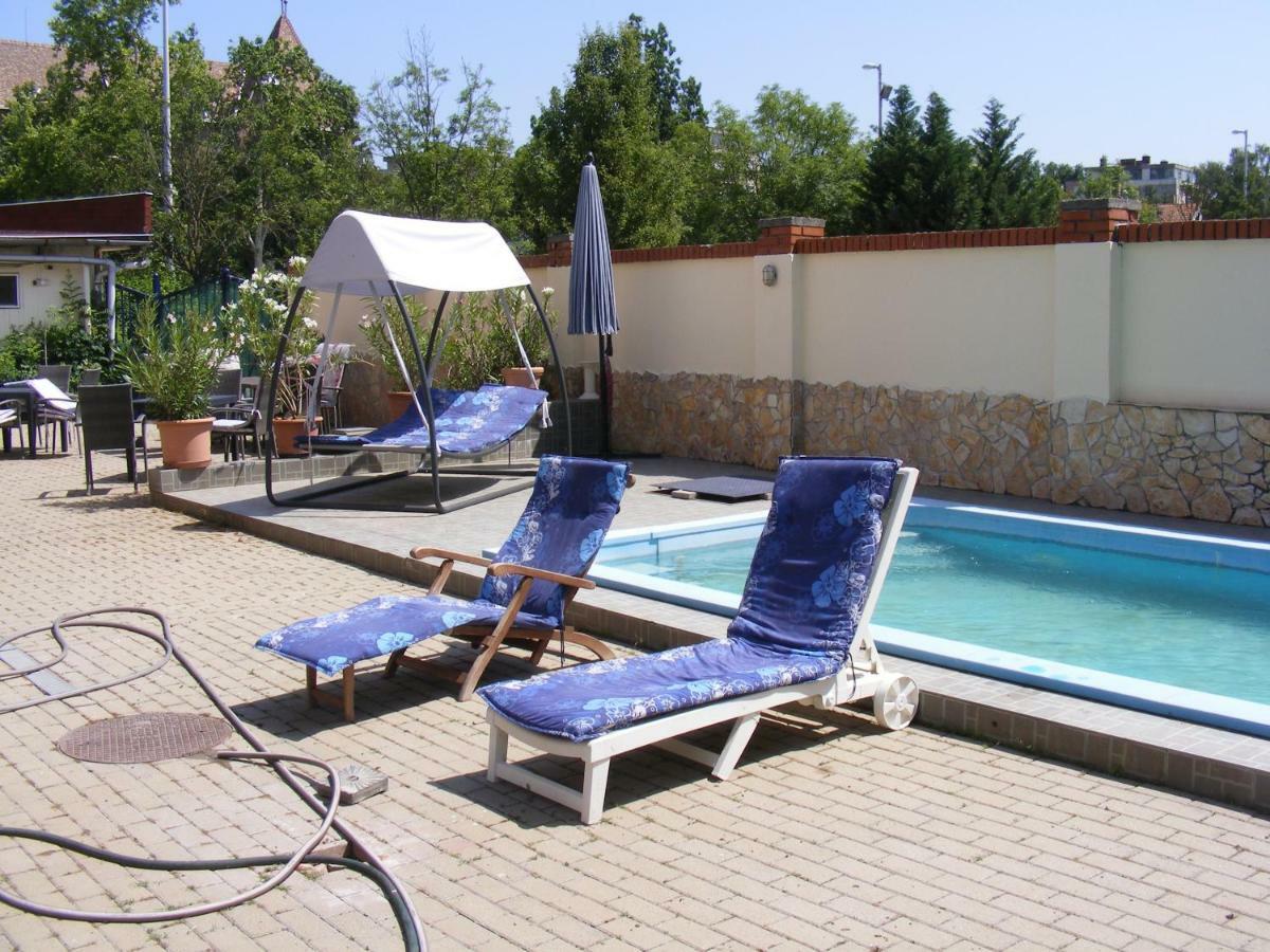 Hotel Pelikan Hódmezővásárhely Buitenkant foto